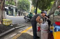 Trật tự vỉa hè và khoảng trống sinh kế của những người yếu thế