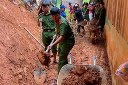Mưa lớn khiến nhiều khu vực ở xã Đông Giang bị sạt lở