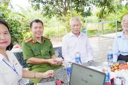 Người cao tuổi, người yếu thế được hỗ trợ làm thủ tục hành chính tại nhà