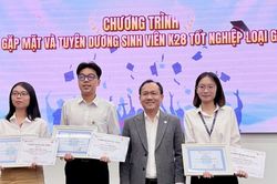 Tuy&ecirc;n dương t&acirc;n cử nh&acirc;n tốt nghiệp loại giỏi