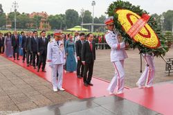 Đoàn đại biểu Bộ Ngoại giao vào Lăng viếng Chủ tịch Hồ Chí Minh