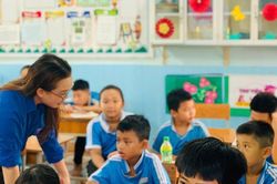 'Thầy, cô áo xanh' tạo hứng khởi học tiếng Anh cho trẻ vùng sâu