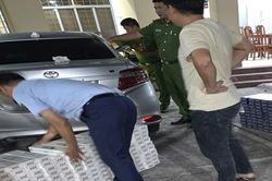 Xe ô tô chở 7.400 bao thuốc lá lậu bị bỏ lại trên đường