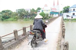Người dân 'nín thở' mỗi khi qua cây cầu hơn 40 năm tuổi