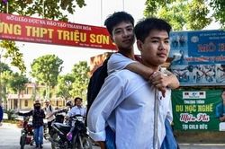 Nam sinh cõng bạn đi học 10 năm liền đã tốt nghiệp bác sĩ Y khoa