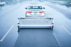 Toyota chế thiết bị làm khô đường bằng bọt biển, đơn giản và hiệu quả không ngờ