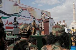 Houthi bác việc thu phí ở Biển Đỏ, tàu hàng bị tấn công ngoài khơi Oman