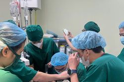 Rơi xuống hố thang máy từ tầng 3, nữ công nhân nguy kịch