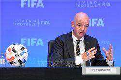 Năm câu hỏi về kế hoạch đầu tư World Cup của FIFA đang gây chia rẽ bóng đá thế giới