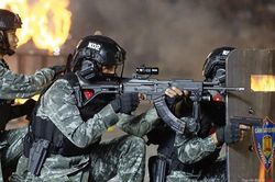 Cảnh sát diễn tập đấu súng với khủng bố, bảo vệ yếu nhân