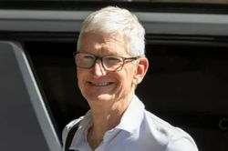 Tim Cook đánh giá AI kết hợp là 'vũ khí cạnh tranh' của Apple