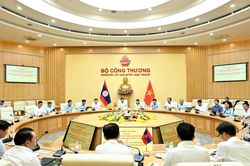 Việt Nam - L&agrave;o tăng cường hợp t&aacute;c thương mại, năng lượng v&agrave; kho&aacute;ng sản
