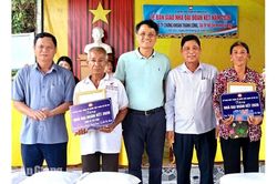 Xã Óc Eo và Tây Phú trao 50 căn nhà Đại đoàn kết
