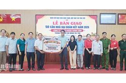 Xã Tân Hội trao 50 căn nhà Đại đoàn kết