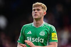 Manchester United nhắm Lewis Hall: Lựa chọn bạo chi đáng giá cho hành lang cánh trái