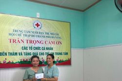 Trao quà cho trẻ mồ côi tại Trung tâm Nuôi dạy trẻ mồ côi thuộc Hội Chữ thập đỏ Đà Nẵng