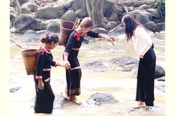 Chiếc gùi trong đời sống đồng bào Xtiêng