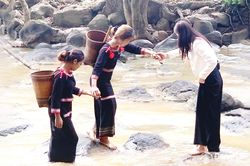 Chiếc gùi trong đời sống đồng bào Xtiêng
