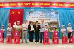 Xã Tân Thới: Trao 350 phần quà cho hộ khó khăn, học sinh vượt khó