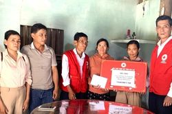 Hội Chữ thập đỏ tỉnh Gia Lai thăm và hỗ trợ gia đình cháu Võ Ngọc Ngân Hạnh
