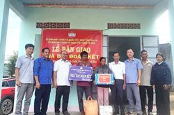 Bàn giao nhà 'Đại đoàn kết' cho hộ nghèo xã SRó