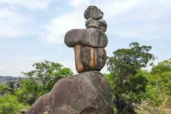 Huyền tích đằng sau những phiến đá lặng im