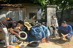 Xã Khánh Vĩnh ra quân vệ sinh môi trường, diệt lăng quăng phòng, chống sốt xuất huyết