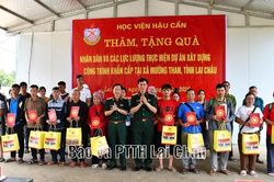 Đo&agrave;n c&ocirc;ng t&aacute;c Học viện Hậu cần thăm, tặng qu&agrave; tại x&atilde; Mường Than