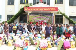 Hơn 300 triệu đồng hỗ trợ người dân vùng lũ và lực lượng làm nhiệm vụ