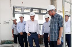 Chủ tịch HĐND tỉnh Lâm Đồng Lưu Văn Trung kiểm tra các trường nội trú biên giới