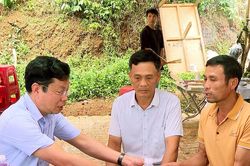 Chủ tịch HĐND tỉnh Lâm Đồng Lưu Văn Trung thăm hỏi gia đình nạn nhân đuối nước