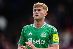 Manchester United nhắm Lewis Hall: Lựa chọn đắt gi&aacute; n&acirc;ng cấp h&agrave;nh lang tr&aacute;i