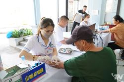 Tr&ecirc;n 700 người d&acirc;n x&atilde; Quảng Bạch được kh&aacute;m sức khỏe miễn ph&iacute;