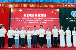 Trường THPT Chuyên Thái Nguyên vinh danh học sinh xuất sắc