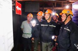 Chủ tịch UBND tỉnh Vương Quốc Tuấn khảo sát hoạt động khai thác, chế biến khoáng sản