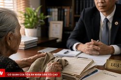 Sự trĩu nặng của chiếc túi vải sờn cũ
