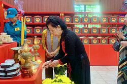 GS.TS Nguyễn Thị Doan dâng hương tưởng niệm các Anh hùng liệt sĩ tại Công viên Lê Thị Riêng
