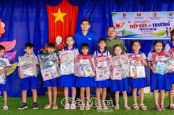 Đồng hành cùng học sinh khó khăn bước vào năm học mới