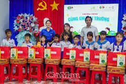 Cùng em tựu trường
