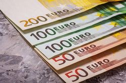 Tỷ giá ngoại tệ ngày 1/8: USD đi ngang, euro và franc Thụy Sĩ giữ mức cao