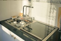 Máy rửa bát âm tủ hay máy rửa bát tích hợp chậu rửa: Loại nào đáng tiền, hợp với bếp nhà bạn?