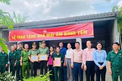 Công đoàn Công an TPHCM và Công đoàn cơ sở Ban Chuyên đề Công an TPHCM: Trao tặng 'Mái ấm bình yên' cho hộ khó khăn, do gia đình Thiếu tướng Nguyễn Chí Dũng tài trợ