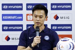 Xuất sắc cầm hòa tuyển Việt Nam, HLV Singapore chưa hài lòng