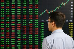 Giá cổ phiếu lao dốc, nhà đầu tư 'bắt đáy' cẩn trọng