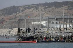 67 người thiệt mạng sau làn sóng di cư vào Ceuta, Tây Ban Nha dựng rào chắn nổi