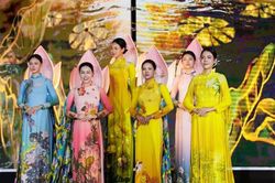 'Hoa Hà Nội' rạng rỡ trong bộ sưu tập áo dài mới của nhà thiết kế Thoa Trần