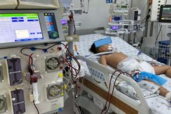 Bé trai 4 tuổi suy gan cấp, phải lọc máu liên tục vì được cho uống paracetamol hạ sốt 3 tiếng/lần