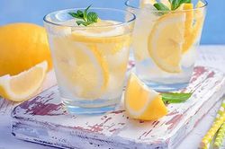 Mỗi ngày nên uống bao nhiêu nước chanh?