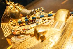 Thi hài Pharaoh trẻ nhất lịch sử được bảo vệ suốt 3.000 năm nhờ báu vật 'ngoài hành tinh'?