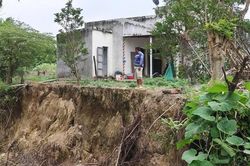 Sạt lở bờ sông Lũy khiến nhiều hộ dân ở Lâm Đồng lo lắng